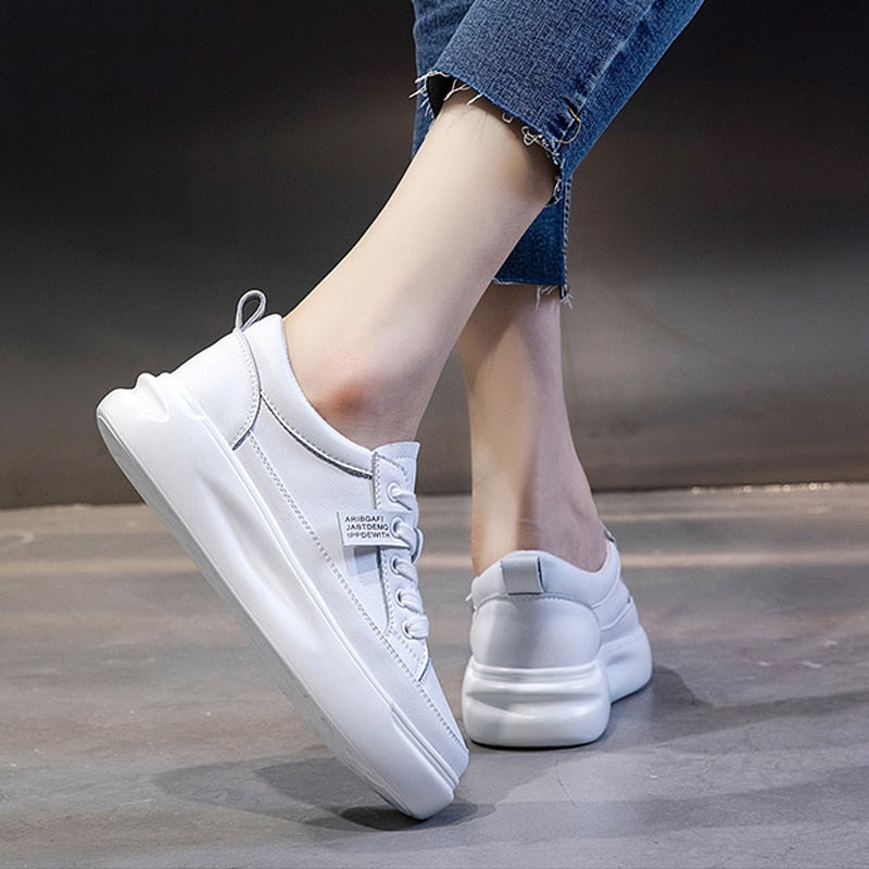 Stora vita damsneakers